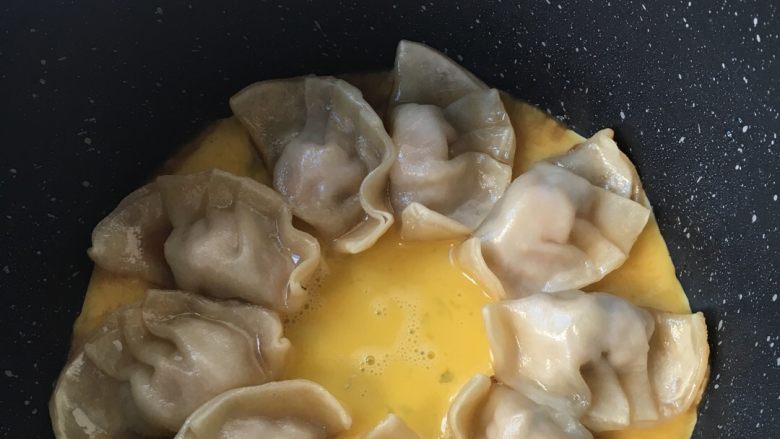 鸡蛋煎饺,蛋液均匀分布在锅底