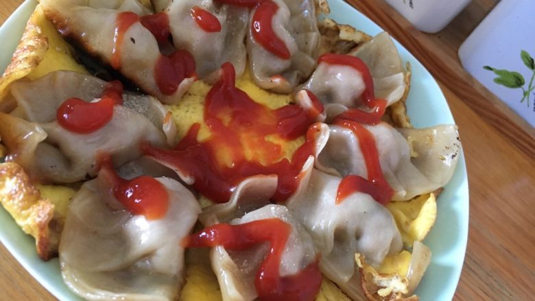 鸡蛋煎饺,洒上翠绿的葱花会更美貌,我是家里没有,洒点酱点缀吧,总比啥也没有的好