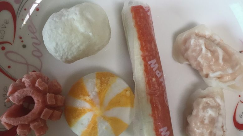 混合食物,我先各拿几个。