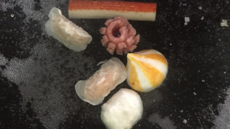 混合食物,烧开水放入锅中等待。直到食物浮起来。