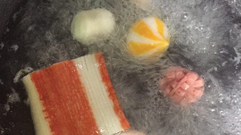 混合食物,火开到最大,烧2到3分钟。
