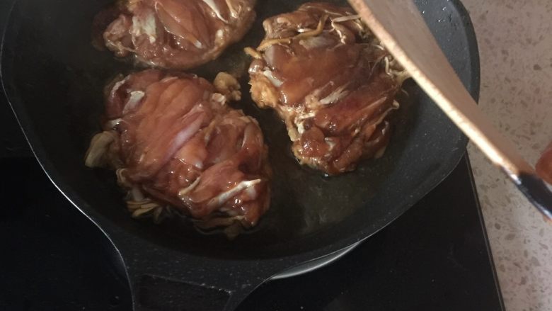 照烧鸡腿,起油锅,先煎鸡皮面,至略焦色换反面煎
