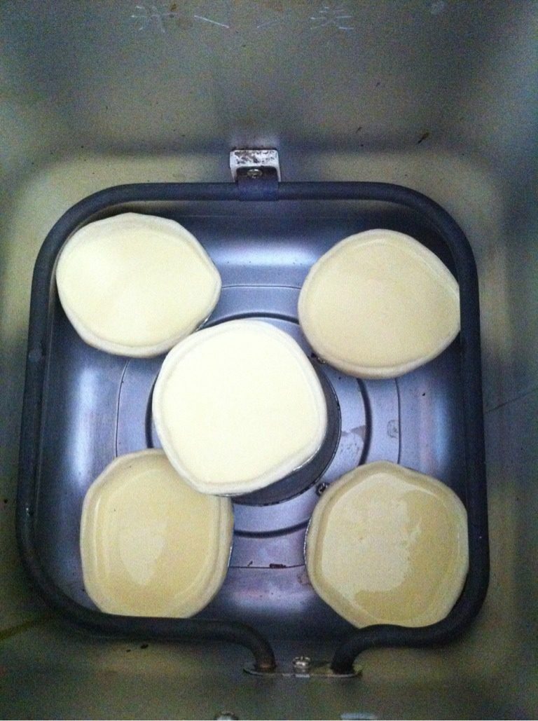 面包机烤蛋挞,把面包机里边的小桶拿出来，蛋挞分别放到四周与中间！