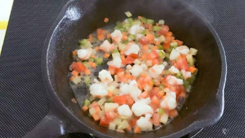 芝士虾仁焗香菇,再加入彩蔬颗粒,翻炒2-3分钟,炒至蔬菜颗粒变软,加入少许盐调味。
》彩蔬颗粒也可以直接用沸水焯煮至变软。