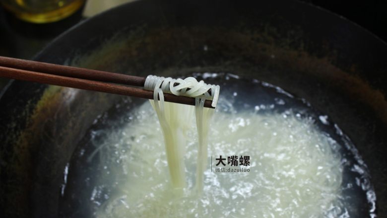 正宗柳州螺蛳粉丨大嘴螺,煮至米粉软嫩即可,常理应该在10-15分钟左右,其实我只是个尝遍各类包装螺蛳粉的萌妹子,煮的时间应该要凭感觉,凭经验,要稳、准、狠,各人对于