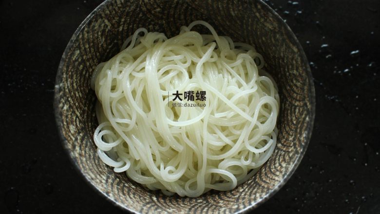 正宗柳州螺蛳粉丨大嘴螺,将粉滤出放入“盆”内,这里需要用到滤网,其主要目的是为了过滤掉水中的米浆,属于正常现象,可放心食用的哈