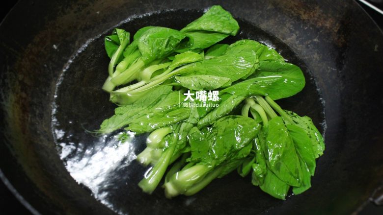 正宗柳州螺蛳粉丨大嘴螺,重新烧一锅水,放入各类你喜欢的青菜,稍微煮一会儿熟了就可以捞出来备用(这里推荐空心菜、生菜和<a style='color:red;display:inline-block;' href='/shicai/ 3340'>上海青</a>)