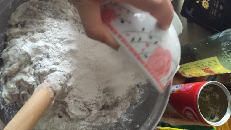建瓯芋饺,搅拌芋泥后放入地瓜粉,这地瓜粉是我们老家自磨的感觉好像面粉