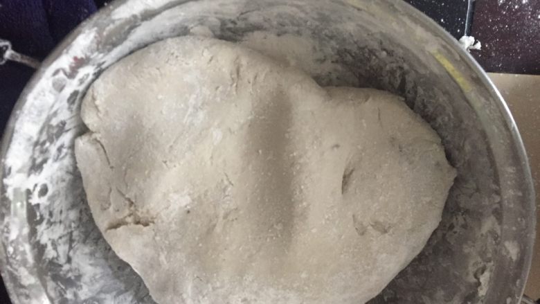 建瓯芋饺,做这个芋饺很会吃地瓜粉,所以不要担心放多。地瓜粉揉成这样子就可以了