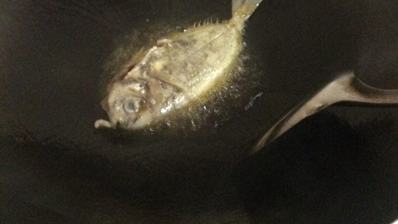 海鱼美味中餐,先放入一条,煎一下,在接着放弟二条,弟三条