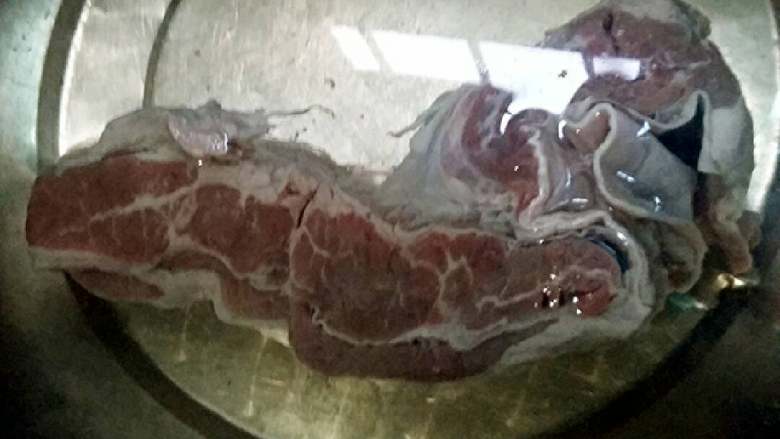 土豆炖牛腩,牛腩放入水中浸泡1小时左右