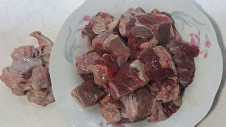 土豆炖牛腩,捞出冲洗一下,切成均匀的块,其中割掉白筋膜。