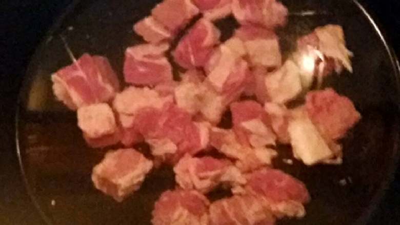 土豆炖牛腩,炒锅里放入水要满过牛肉,千万不要盖锅盖