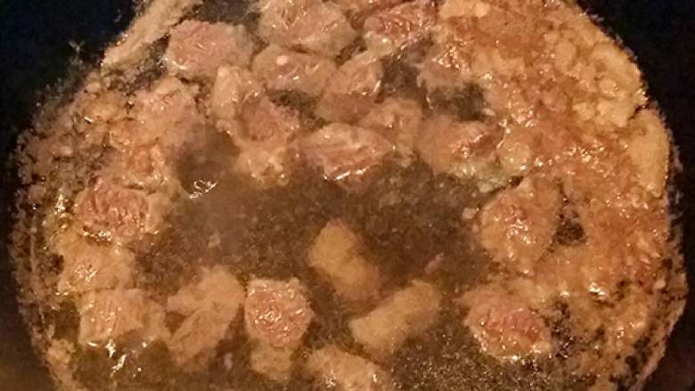 土豆炖牛腩,大火烧开后转中火煮2-3分钟,把牛肉的血水煮出来为标准。