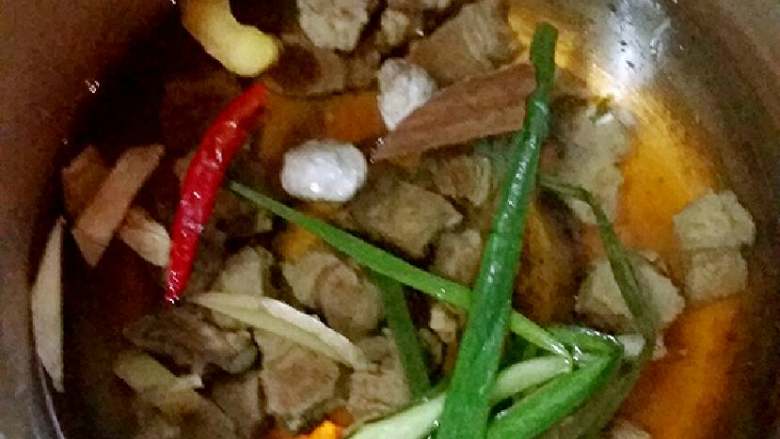 土豆炖牛腩,冲洗干净放入高压锅烹调,放入适量的水、料酒、<a style='color:red;display:inline-block;' href='/shicai/ 136971'>生姜片</a>、八角、桂皮、一根葱打结、红尖椒,大火烧开上气后转中火🔥压20分钟左右,关火焖至气息。