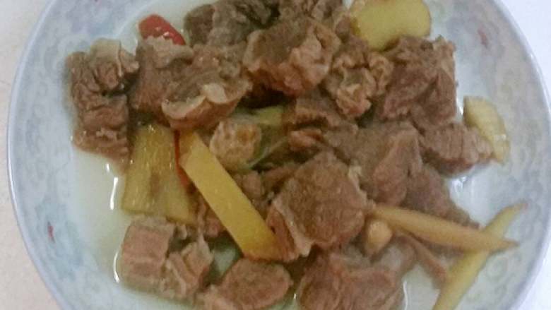 土豆炖牛腩,捞出备用。