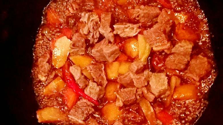 土豆炖牛腩,再加入煮熟的牛肉慢慢炖一会儿