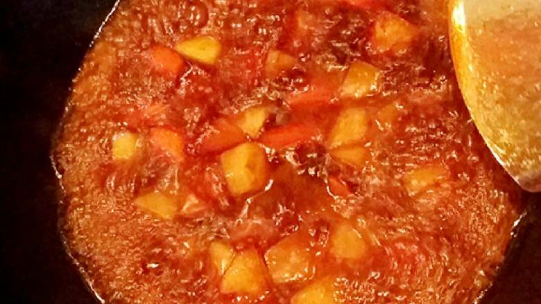 土豆炖牛腩,加入适量煮牛肉的汤、老抽上色、美味鲜调味、一点点白糖(提鲜)、一点点盐烧开后转中小火慢慢炖