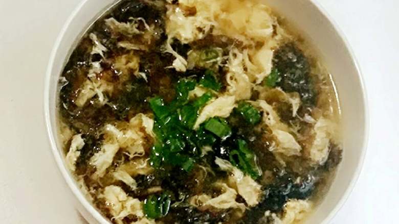 土豆炖牛腩,煮牛肉的汤可以做紫菜蛋花汤,味道特别鲜美。