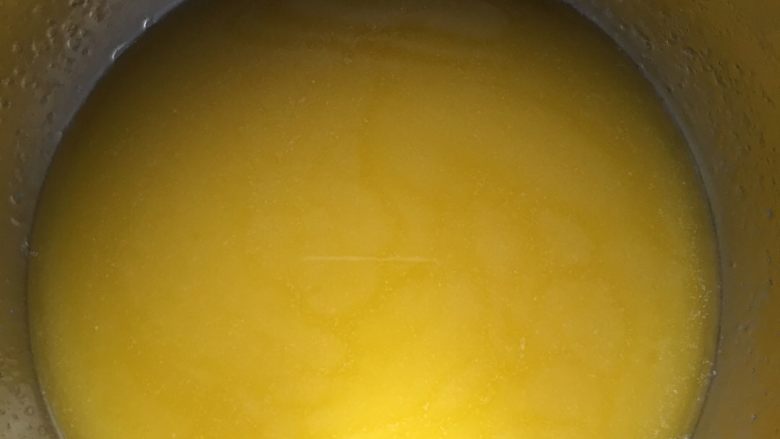 黄油饼干,加糖粉、盐、鸡蛋,搅拌均匀