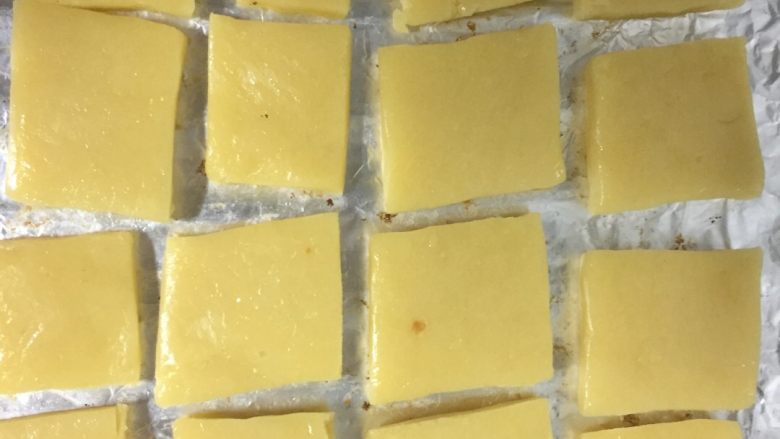 黄油饼干,拿出来揉软,用擀面杖擀平,切块,2mm厚