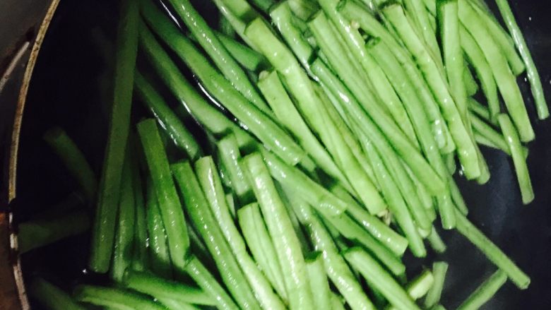 麻酱长豆角,锅内烧水，绰熟长豆角