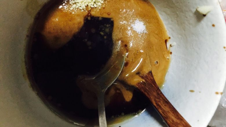 麻酱长豆角,<a style='color:red;display:inline-block;' href='/shicai/ 701'>芝麻酱</a>加<a style='color:red;display:inline-block;' href='/shicai/ 788'>生抽</a>加盐，<a style='color:red;display:inline-block;' href='/shicai/ 756'>鸡精</a>以及适量的水，调成麻酱汁，水可以一次少加点，搅拌一下不够再加。