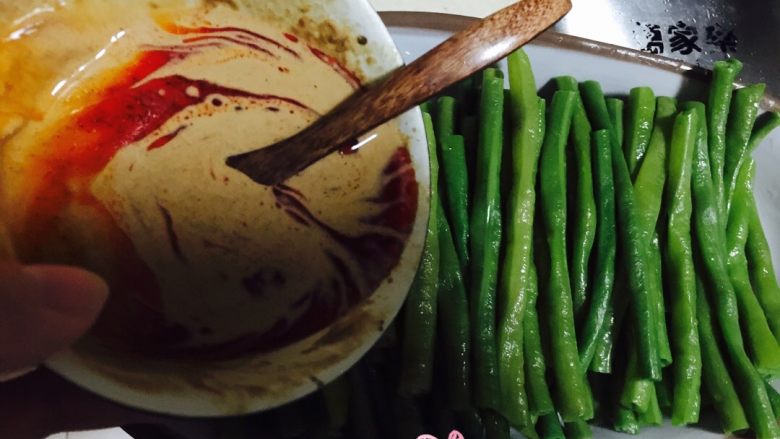 麻酱长豆角,淋在绰熟的长豆角上面