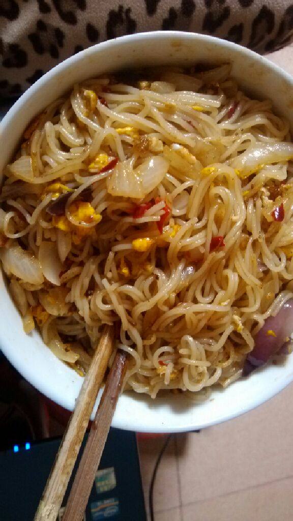 洋葱鸡蛋炒粉