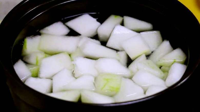 牛肉丸冬瓜汤,汤煲中添加清水,先放进冬瓜开小火煮。