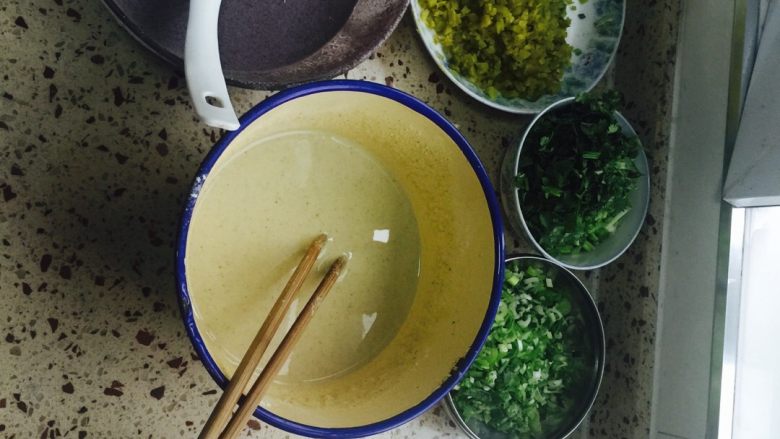 煎饼果子,<a style='color:red;display:inline-block;' href='/shicai/ 529'>小米面</a>和白面一比一加水搅拌均匀 葱香菜榨菜切丁