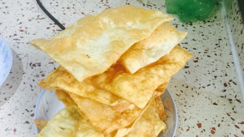 煎饼果子,面粉加个<a style='color:red;display:inline-block;' href='/shicai/ 9'>鸡蛋</a>和成饺子面一样 擀成超薄的皮油锅炸