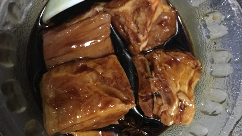 排骨糯米饭,排骨浸泡在调料里,隔段时间翻动一次,卤上3个小时