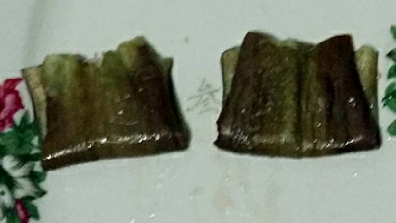外脆里嫩茄子饼,放上酱肉的茄子段合上,以此类推全部包好。