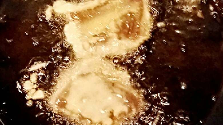 外脆里嫩茄子饼,把茄子盒放到面糊里裹上,放到油锅里慢火炸至两面结痂捞出,(不要一次性炸熟,因为茄子盒水分多,很容易出水)