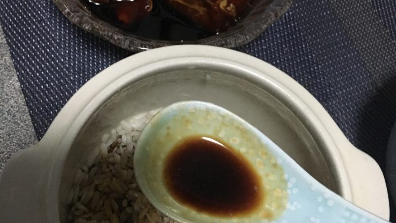 排骨糯米饭,米粒放入盅内,舀上几勺卤排骨的调料,浸泡30分钟