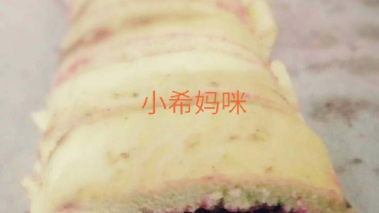 蓝红蛋糕卷,放凉后,切去边边,均匀涂上<a style='color:red;display:inline-block;' href='/shicai/ 2868'>蓝莓酱</a>,摆上切薄条的火龙果,做夹心!