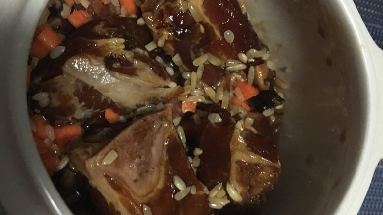 排骨糯米饭,把盅里的酱油倒掉,放入排骨,香肠之类的配料拌匀,加入没过米粒的水