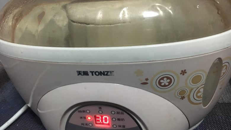 排骨糯米饭,放入炖锅内,设定米饭3小时