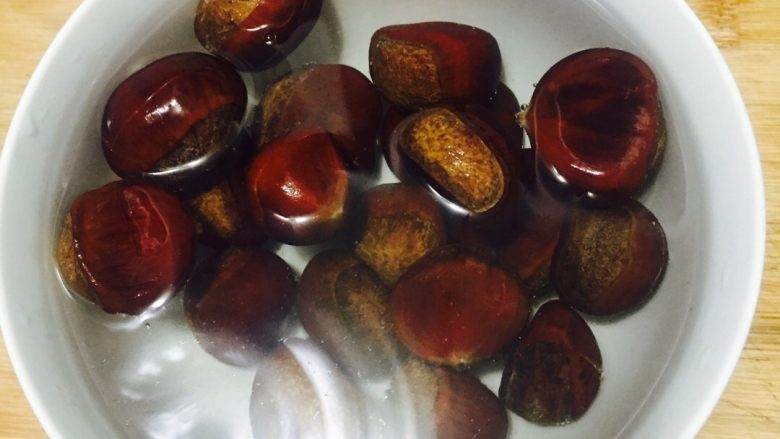 巧剥生板栗,开水莫过板栗烫6-8分钟,放在锅里煮2分钟也可以