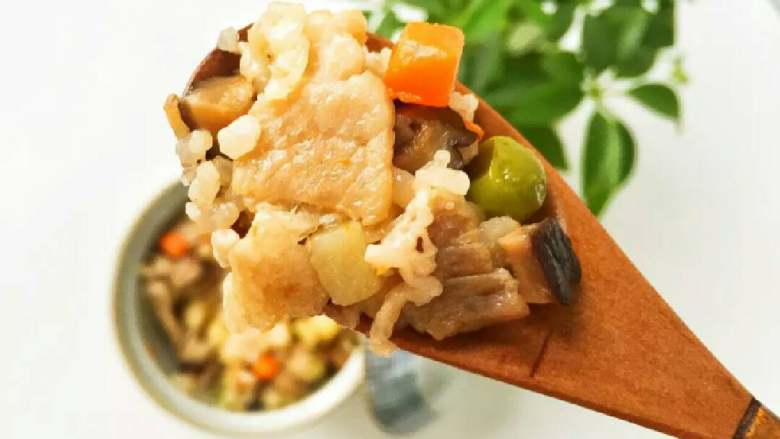 宝宝辅食:香菇土豆焖肉饭,焖饭操作简单营养丰富,非常推荐大家都试试。