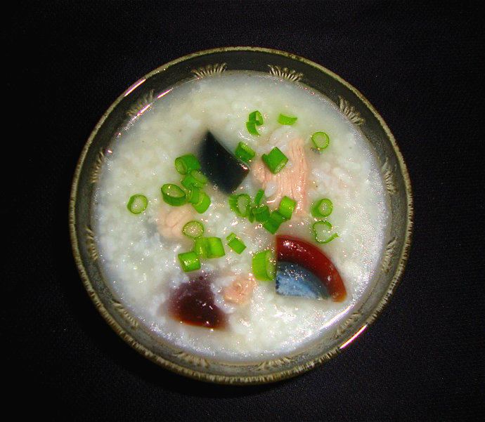 皮蛋瘦肉粥,加<a style='color:red;display:inline-block;' href='/shicai/ 756'>鸡精</a>、盐调味，撒上<a style='color:red;display:inline-block;' href='/shicai/ 3232'>香葱</a>即可