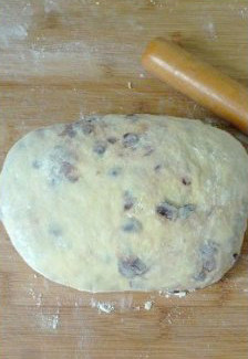 自家的私房红豆椰蓉面包,将馅料跟面团揉或擀匀后醒面10分钟。
