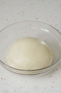 内外皆迷人的火腿面包卷,用后油法将原料和成能拉出薄膜的面团。
     过程是：和面——揉面至能撑出膜——加入黄油——揉面至油亮光滑。