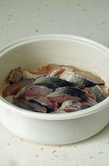 球迷的劲爆啤酒伴侣:麻辣鱼块 ,用料酒、盐将黑鱼块腌制半小时。
