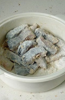 球迷的劲爆啤酒伴侣:麻辣鱼块 ,腌好后加入面粉拌匀,让每个鱼块都均匀的裹上一层干面粉。