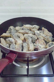 球迷的劲爆啤酒伴侣:麻辣鱼块 ,锅中油热后将鱼块放入,小火煎炸。