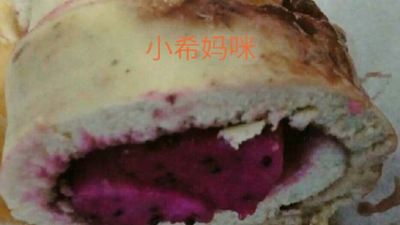 蓝红蛋糕卷,蓝莓酱,好喜欢!故意下多在面糊中!我在步骤中没有写,因为这是个人喜欢的!可以不加的!