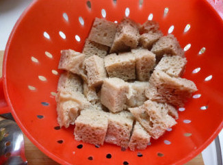 经典沪菜~~四喜烤麸,花生锅热后转小火,倒入少量<a style='color:red;display:inline-block;' href='/shicai/ 140122'>玉米油</a>后下花生小火慢焙,至花生皮色转红并伴有劈劈啪啪的声音后,盛出沥干并放凉备用。