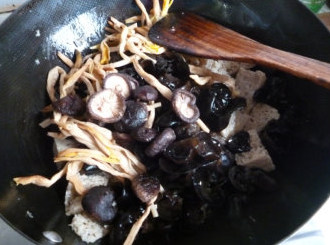 经典沪菜~~四喜烤麸,大火热锅后倒入比炒菜略多些的油,转中火下烤麸略翻炒,加入干香菇,黑木耳和黄花菜。